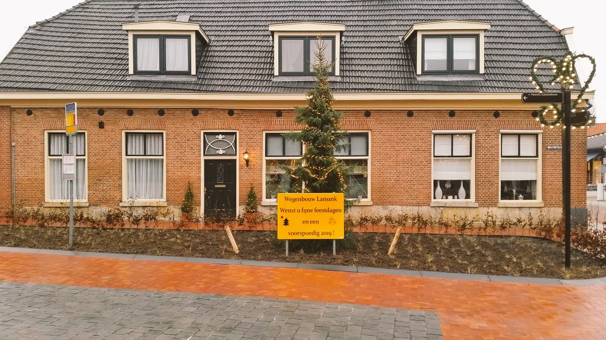 LansinkBVgww's tweet photo. Vandaag finale afronding van het werk @Denekamperstr in Ootmarsum. Laatste groenwerk door @RKemperink Hoveniers. En tijdelijk een mooie kerstboom met verlichting geplaatst ... voor alle door ons veroorzaakte overlast maar zeker ook voor alle door ons genoten gastvrijheid ! 🎄☃️ https://t.co/4Rg2tJ5t5n