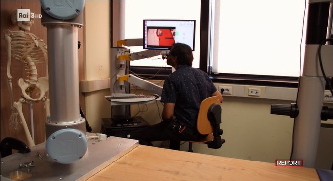 reportrai3's tweet photo. A Genova, all’Istituto Italiano di Tecnologia. si simula un’operazione di microchirurgia con laser e robot. Il chirurgo è in una postazione, il paziente potrebbe trovarsi anche in un altro continente. #Report https://t.co/KY7N7ECX60