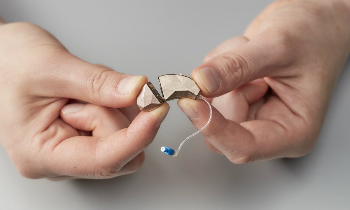 ResearchRMIT's tweet image. It took 130 prototypes to develop the world&apos;s first modular hearing aid and PhD researcher @leah_heiss was embedded with @blameysaunders through the whole design process. The outcome? Stunning and award-winning ow.ly/iz9e30n0wjb #rmit #whatayear