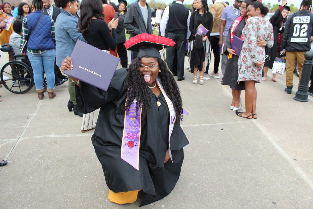 LocdCutie94's tweet photo. PRICE JUST WENT UP🤑🤑
DEGREE SECURED ✔
#pvgraduate #PVAMUMNA #PVAMU #Classof2018 https://t.co/dDFh9JeBSc