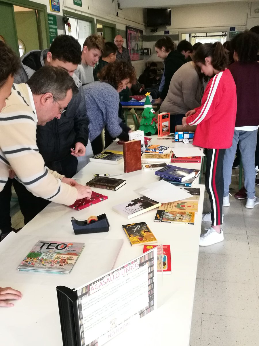IESUrbanoLugris's tweet photo. Ata o xoves podes achegarte pola entrada do instituto e escoller un libro para agasallar a alguén no #Nadal Hoxe moitos xa escolleron o seu
#AgasallaLibrosnoNadal https://t.co/whXVrK9H5A
