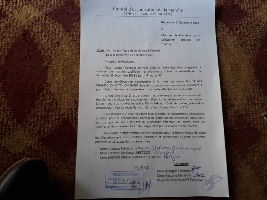 INNAKARANTA's tweet photo. Des mères de famille se mobilisent pour une marche pacifique suite à la mort tragique du jeune officier #ChamsoudineTchombiano durant sa formation à #Tondibiah https://t.co/ynaVN3tm74