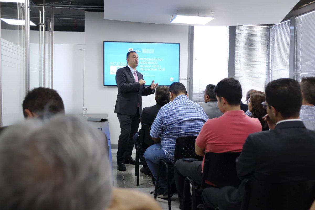 DNP_Colombia's tweet photo. Nuestro subdirector general Territorial @DiegoRDorado se reúne con municipios beneficiarios de #POTModernos para conocer avances logrados con el plan de choque implementado desde el nuevo gobierno y revisar las perspectivas a 2019. #Bugalagrande @AlcaldiaSasaima @SoledadAlcaldia https://t.co/I71uqIFarz