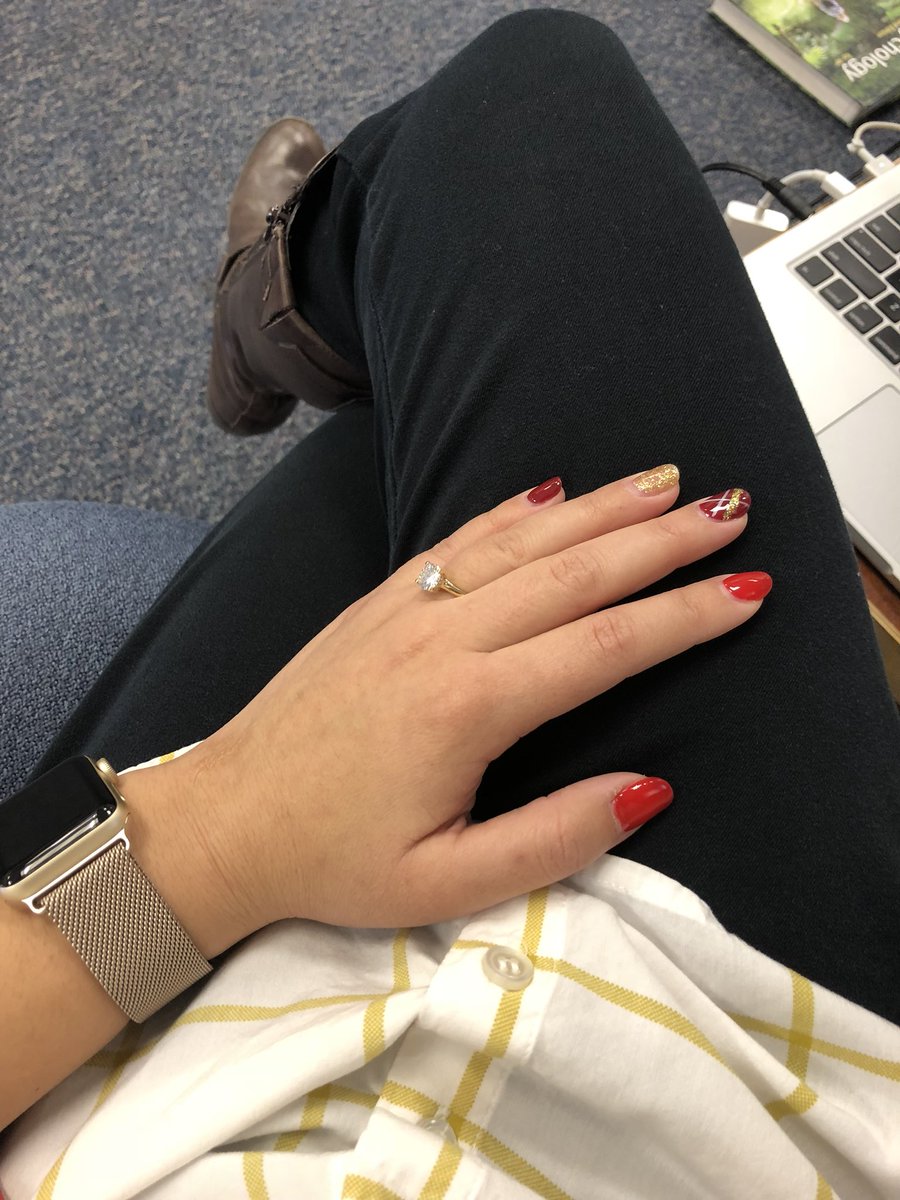 IHSPsych's tweet photo. For my own personal experiment today, I wanted to see how many students would notice my new accessory. My conclusion is zero. #researchandmethods https://t.co/tewKPWZB9D