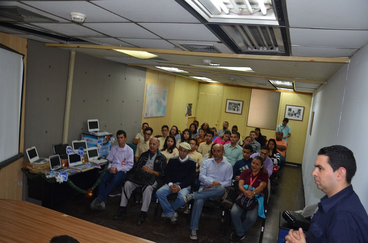 TICanaima's tweet photo. #17dic Dato importante |Estudiantes y profesores del "Sistema de Soporte Canaima" durante su período de formación atendieron en un lapso de 6meses a 1000 usuarios de portátiles Canaima 💻🔧 realizando así un gran aporte a la comunidad estudiantil.
@NicolasMaduro
@psuvaristobulo https://t.co/zVdKLMzR9T