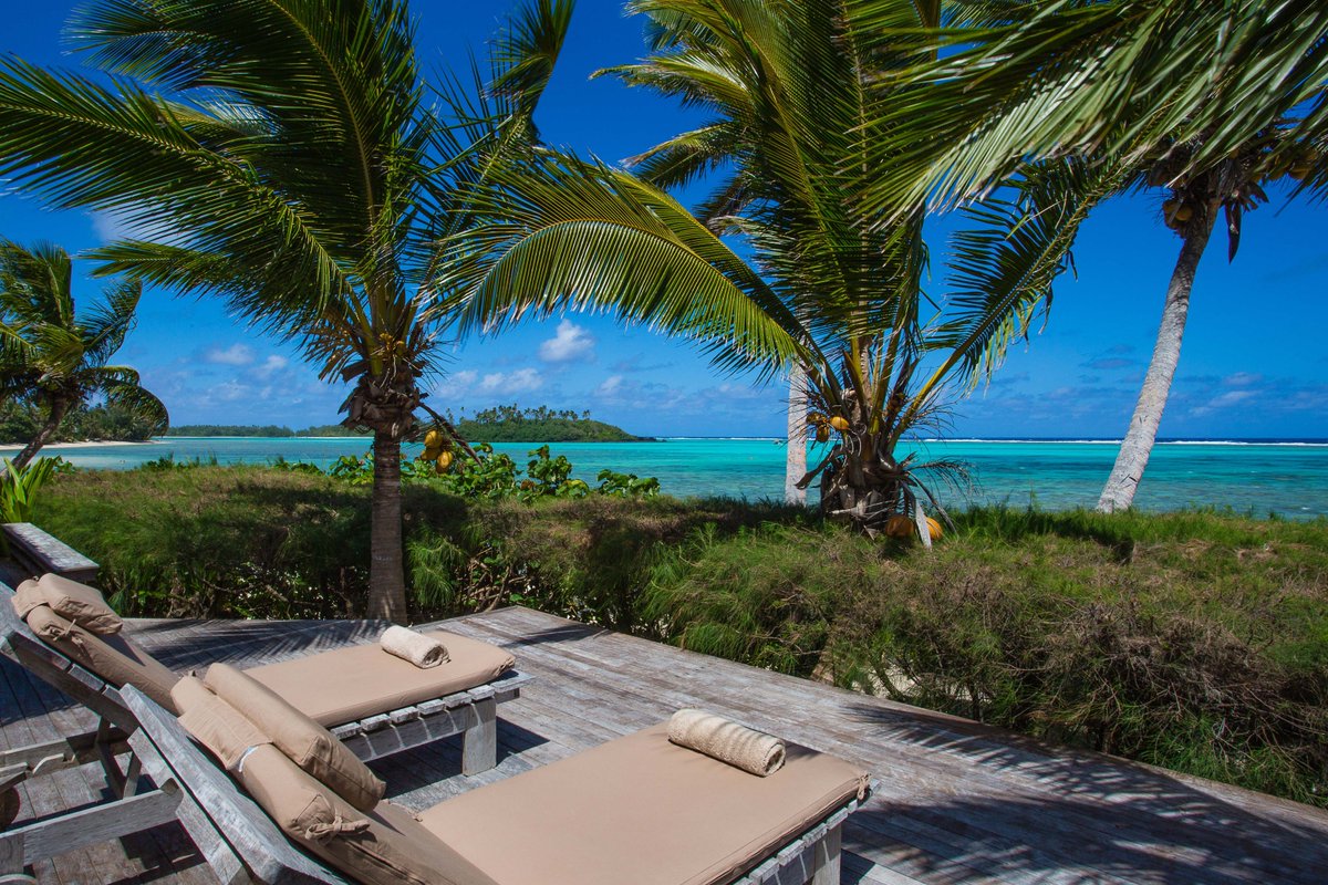 prhotelgroup's tweet photo. From the deck of our Presidential Beachfront Villa at Te Manava Luxury Villas &amp; Spa you can relax and look out over the clear blue waters of Muri Beach. ☀️🌊🌴 #temanava #rarotonga https://t.co/2ZkOVsjqzg