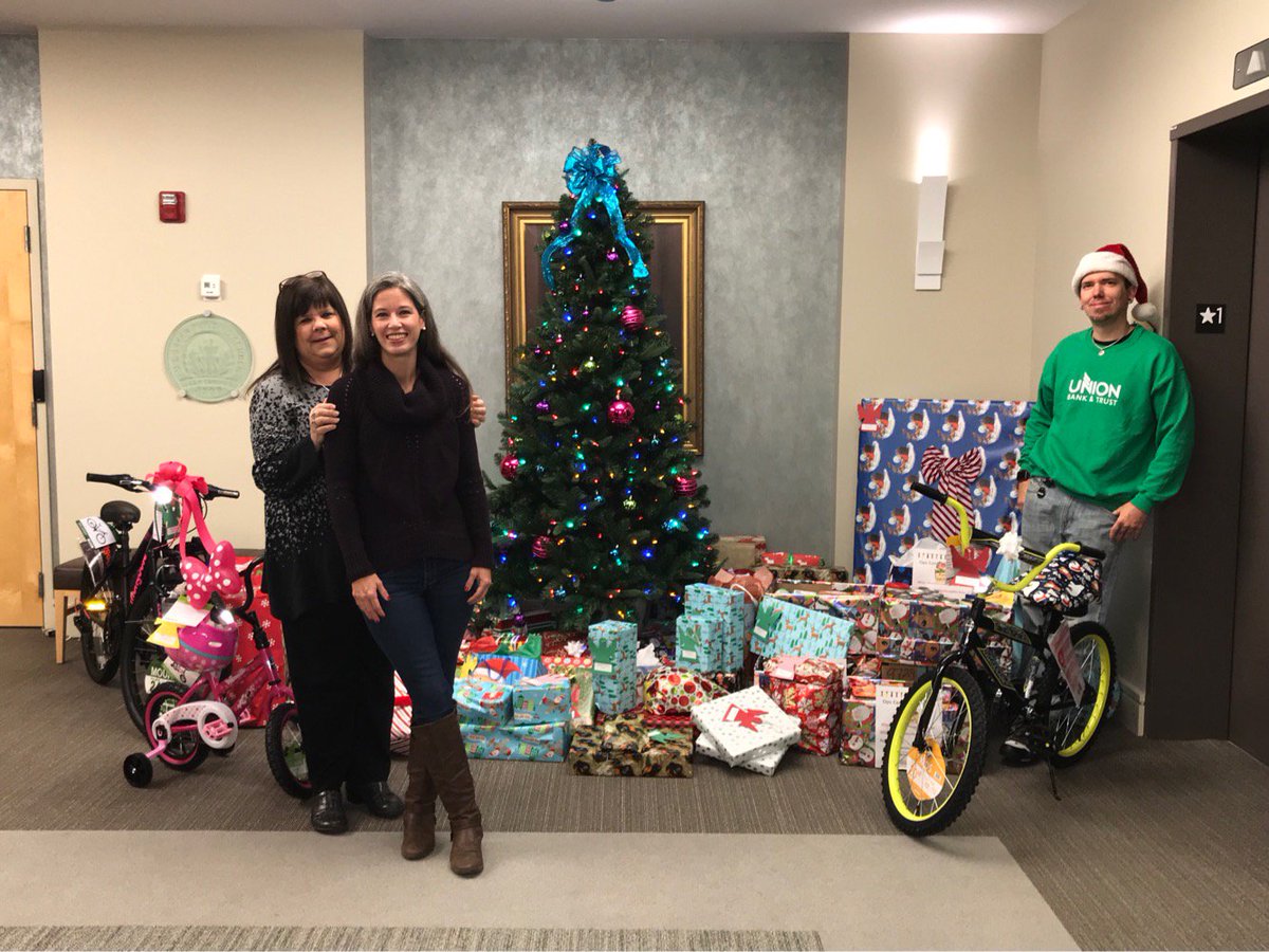 Atlantic_Union's tweet photo. The season of giving continues!
Teammates at our Beale Center adopted 13 Angel Tree children this year. Way to make the holidays brighter!
#AngelTree #BankatUnion #VirginiasBank https://t.co/HmjD5Khmj9