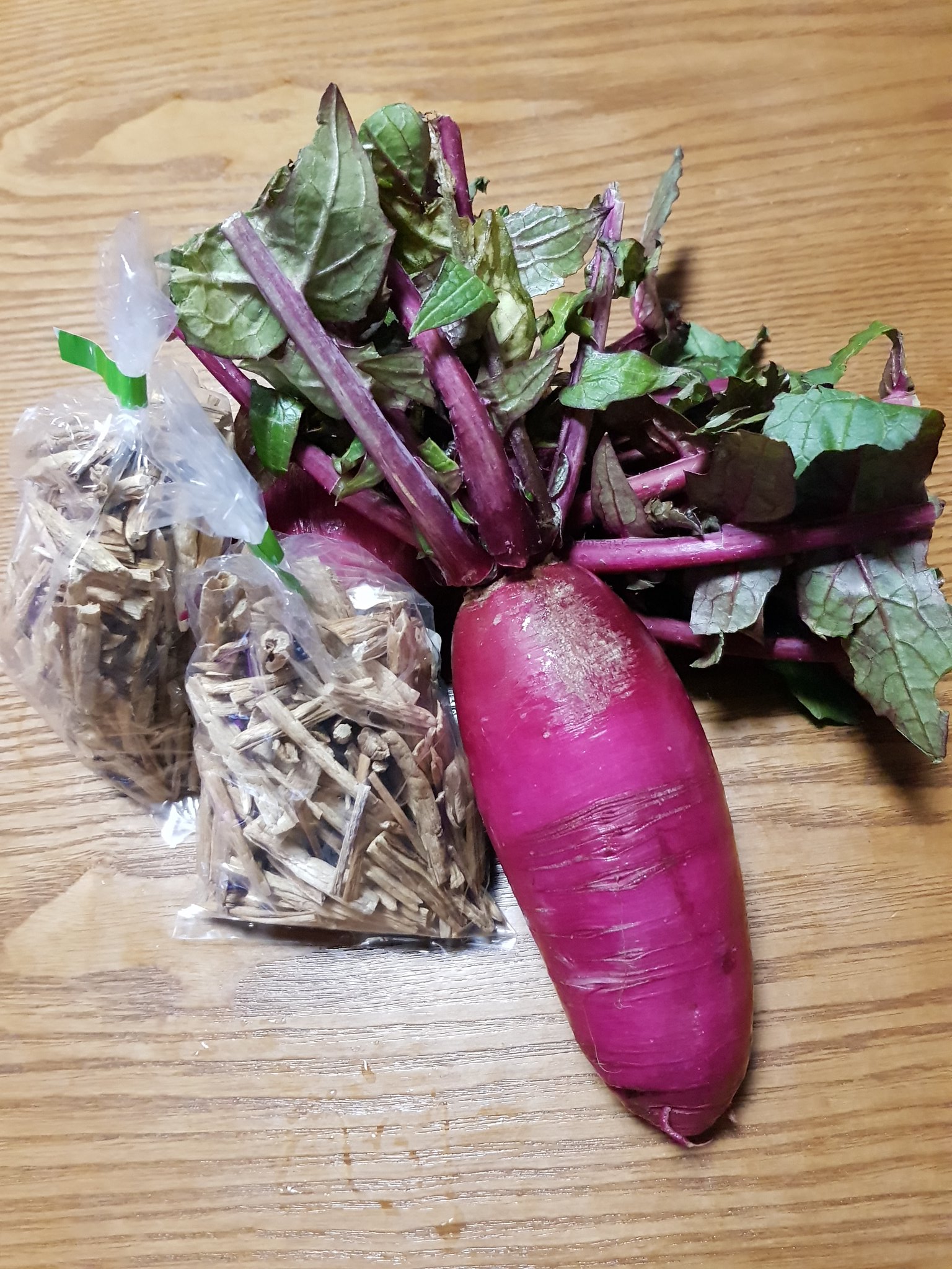 春ちゃん 赤大根 芋がら 那須で買ってきました 赤大根はサラダ ピクルスで 芋がらは糸こん 油揚と一緒に 煮ます 美味しくできるかな T Co Avwdcm9vtb Twitter