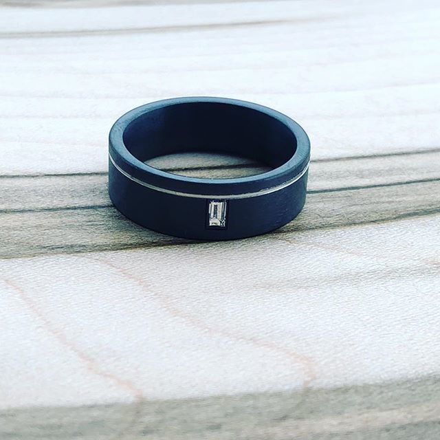 HeavyStoneRings's tweet photo. Baguette into Black Zirconium! Awesome design @forgejewelryworks 
#customringoftheday https://t.co/Y5PiF9ce8h https://t.co/IzjGGbjosR