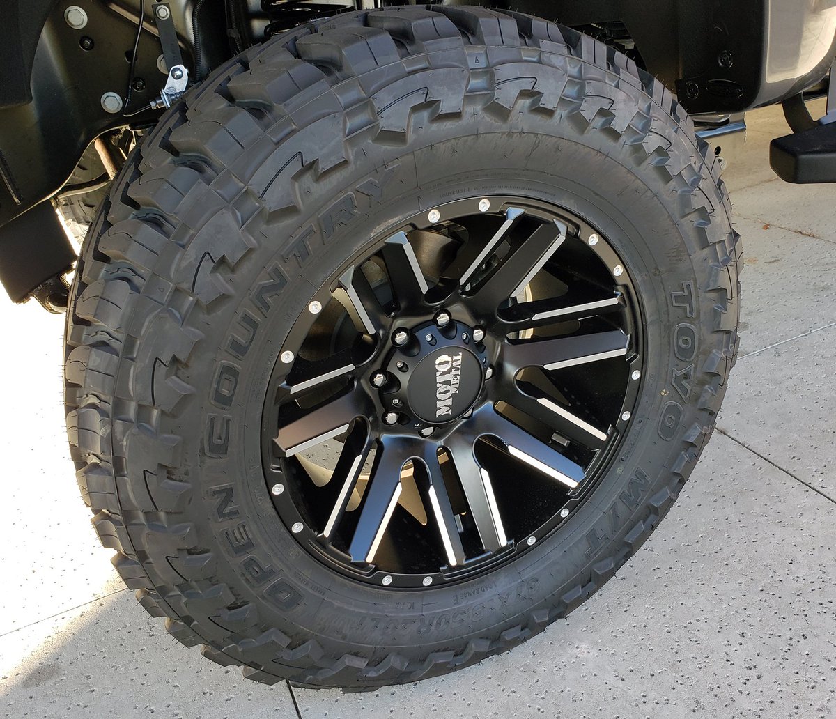 Nothing quite as cool as a sweet set of wheels on a lifted truck 😍😍