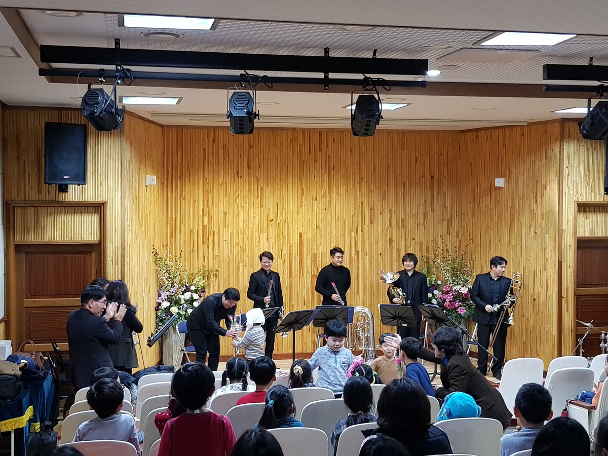 dolcesj1's tweet photo. 왕남초 찾아가는음악회!아이들의 초롱초롱 눈망울에 저또한 힐링되는 시간이었답니다. 왕남초를 누구보다 아끼고 계시고 조용히 후원을 아끼지않으신 이수영 전의장님과 운영위원장님이신 성남 여성단체회장님의 깜짝 방문에 더 행복했던 시간!음악으로 소통하는 성남시향  많은 응원 부탁드려요. https://t.co/5Y6J0tEUXq
