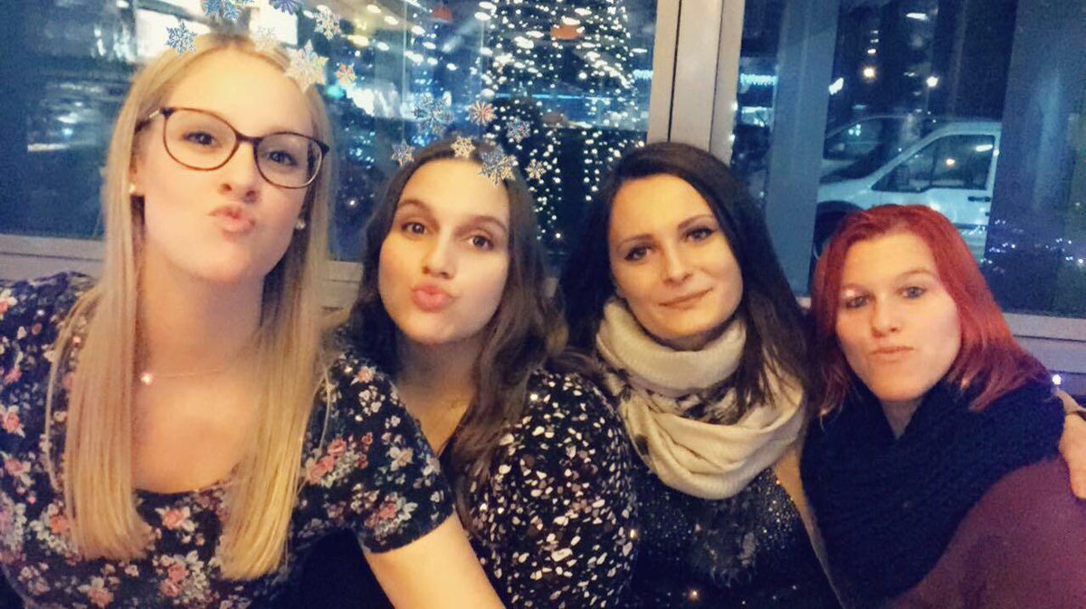 _wonderwall_x's tweet photo. Girls - wenn aus Arbeitskolleginnen richtig gute Freunde werden. 🤗❤ so macht die Arbeit gleich viel mehr Spaß! https://t.co/DKKYJmvHPt