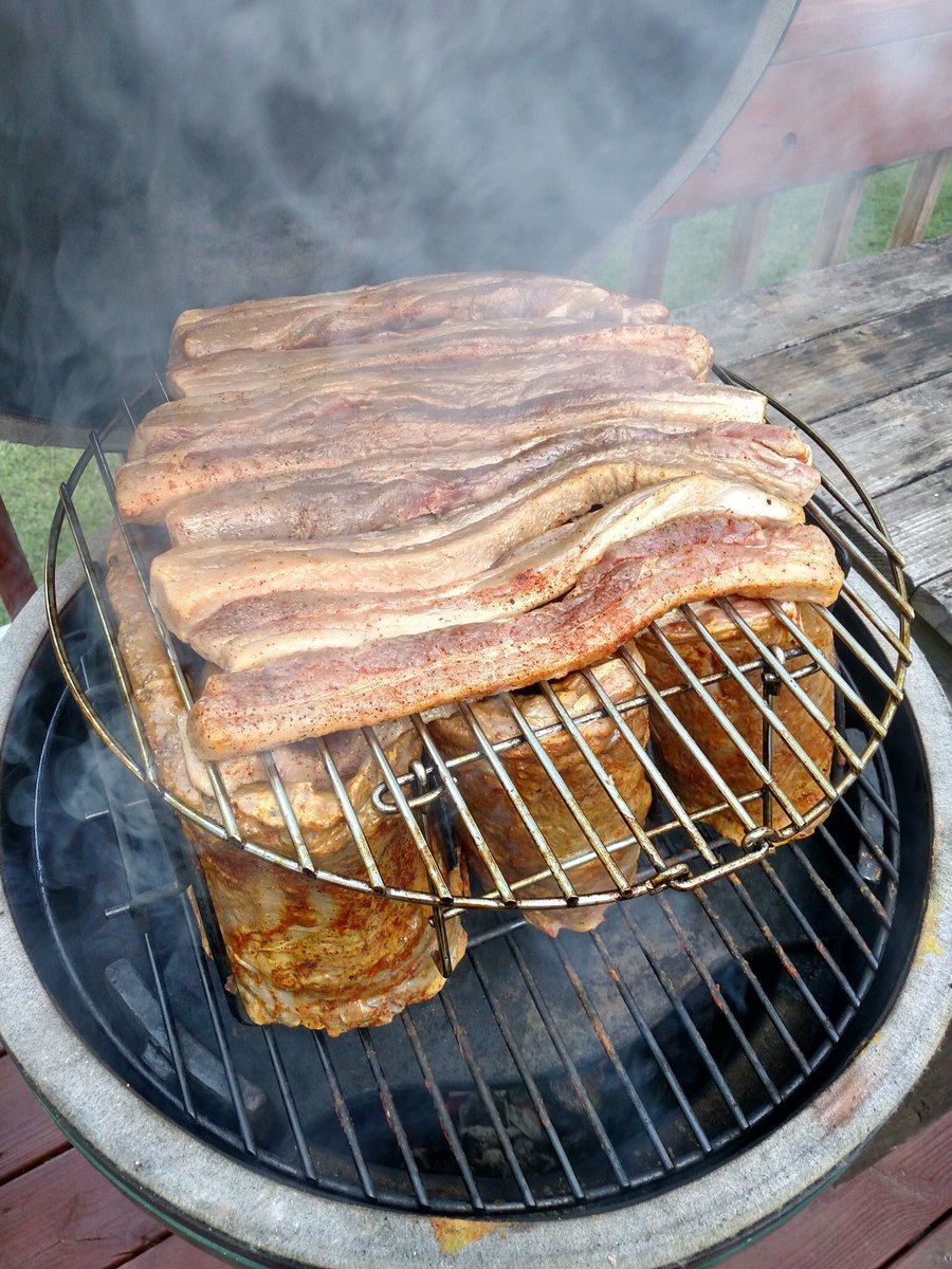 TheGrillBeast's tweet photo. โ3/4" thick smoked bacon chopped and crusted on three racks of glazed smoked ribs, Green Egg style!โ
- ๐ธ credits to: #GrillBeastVIP Kenny Franken https://t.co/zgumTQ99Co