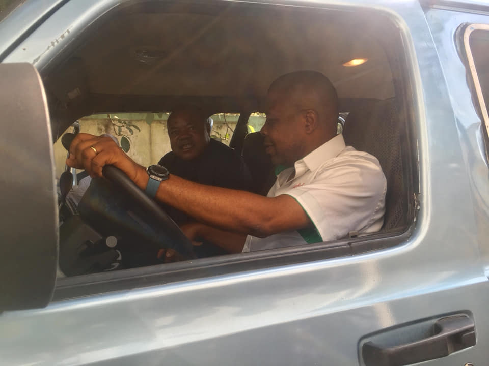 Ihediomaimo's tweet photo. His Excellency, Rt. Hon. Emeka Ihedioha received a Ford Utility vehicle from Hon. Gorge Onyeagbado, today at the Campaign office in Owerri. Hon. Onyegbado made the donation in support of the Rebuild Imo Campaign Organization.
#RebuildIMO https://t.co/5fjNOpj5Bs