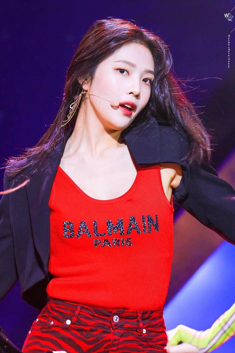 b4SLb's tweet photo. Why does Joy look a lot like Suzy here like I literally thought it was Suzy?!?! 😮 https://t.co/3HD0JuuxCV