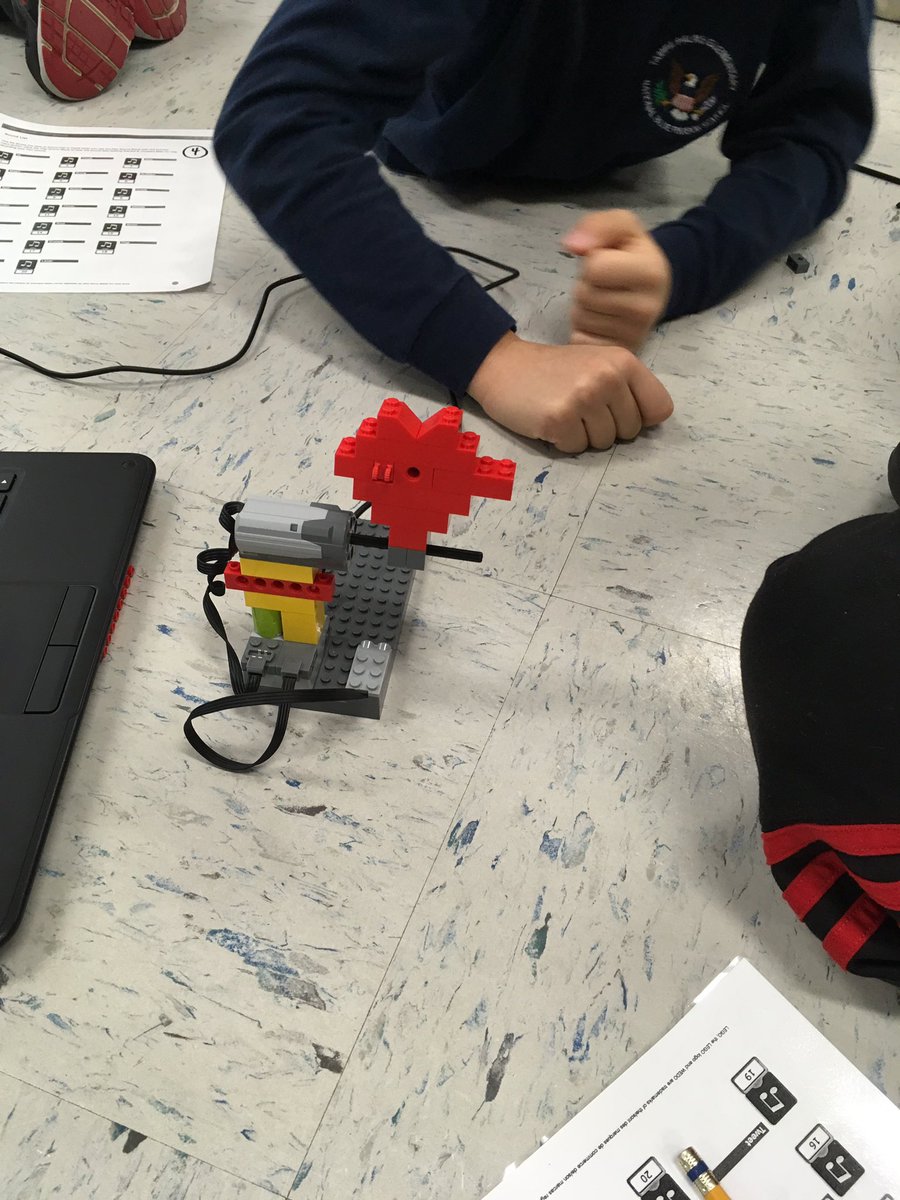 MrsWeinsteinAGP's tweet photo. Having fun creating holiday themed robots that move and make sounds @HCPSElemScience @HCPSTampaPalmsE @TampaBaySTEM @Gifted_HCPS https://t.co/Ppq7ClvWlR