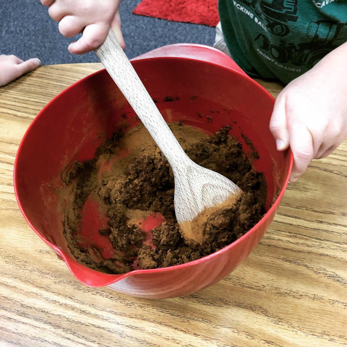 LemosSLP's tweet photo. We did some cooking in speech today! So fun following a recipe to make our ornaments. Lots of following directions, sequencing, retelling, and sound practice while cooking. #successatRES #robisonspirit #cfisdspirit @RobisonES https://t.co/DQuw6THEg2