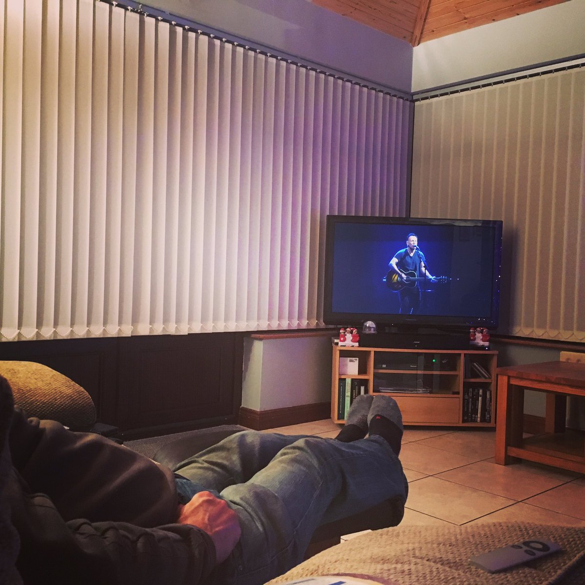 Craig_Speer's tweet photo. We put @NetflixUK on my dads TV a year ago and couldn’t get him to try it or look to see what’s on it. Told him tonight there’s a Bruce @springsteen concert on it, and he hasn’t moved or said anything for 2 hrs 10 mins.
🎸🎼👌
#BruceSpringsteen #brucespringsteenonbroadway https://t.co/IIW7NMtvhF