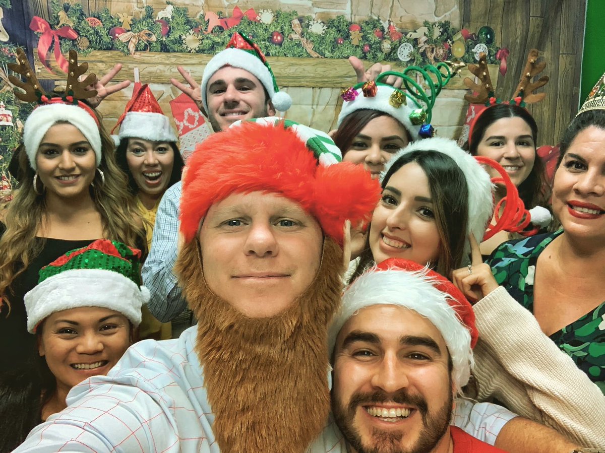 BigBlockRealty's tweet image. Photos with Santa TONIGHT from 5-7 at our Eastlake office! The crew is definitely ready.🎅🏼 
-
910 Hale Place Suite 200
Chula Vista, California 91914📸
-
#saycheese #realestate #bigblockrealty #picswithsanta