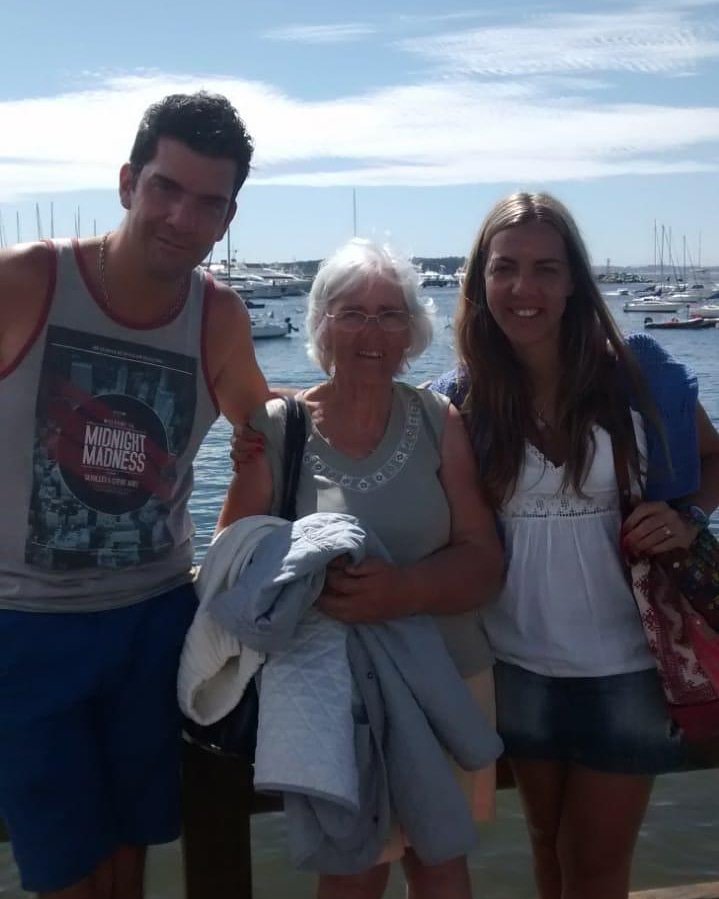 CASI_OK's tweet photo. ANA MARTA DATES. Se fue en paz, una socia vitalicia, amante del hockey que en sus años demostró su amor por ese deporte transmitiendo su esencia a quienes querían aprenderlo. Llevo su bandera del fanatismo por el Rugby. Gracias por tu compromiso y entrega al Club. https://t.co/VponglZ1LW
