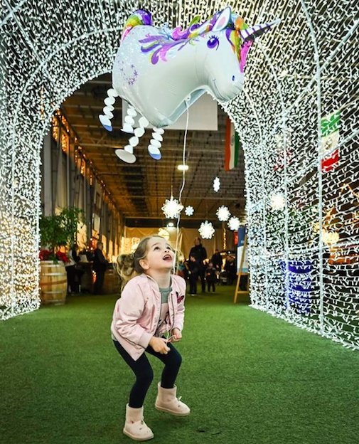 It's a bird, it's a plane, it's...a unicorn 🦄 We hope that this cheery Christmas Glow cutie and her unicorn balloon cures every bit of your #MondayBlues 🙂 Give this photo a ❤️️ if y're feeling the GLOW bit.ly/2OTORhF #christmasglow #glowbarrie