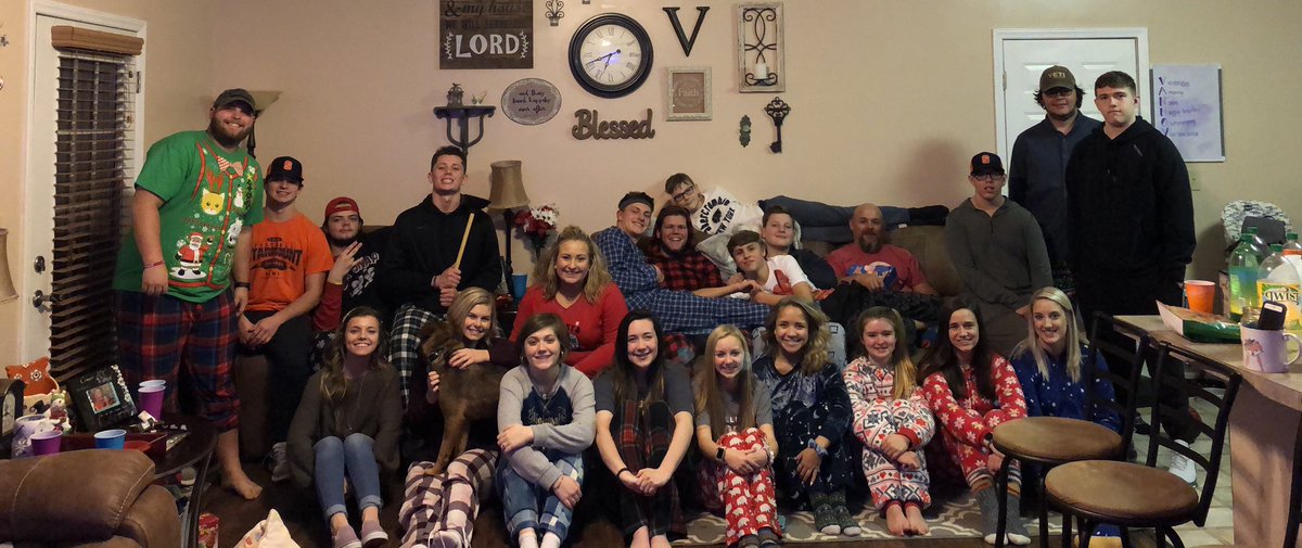 collidestudent_'s tweet image. We had a full house at our Christmas party! We will not meet Sunday, December 23rd. Have a Merry Christmas! #highfivecc