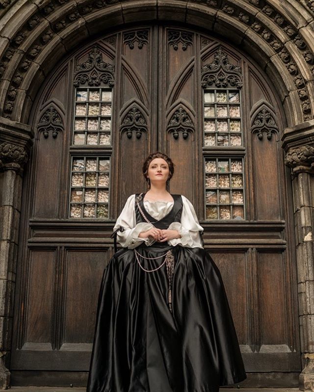 LSLCouturier's tweet photo. Living for these photos of my @outlander_starz #ClaireFraser #cosplay in Edinburgh, #Scotland! . . . 📸 by @bilj_blog ✨ Costume by @castlecorsetry ✨ Wig by @jmillsmakeupandhair ✨ Antique Chatelaine from @jlatreasures #outlander #outlandercosplay #outl… https://t.co/pchxoF6zli https://t.co/RCYLv9DLpc