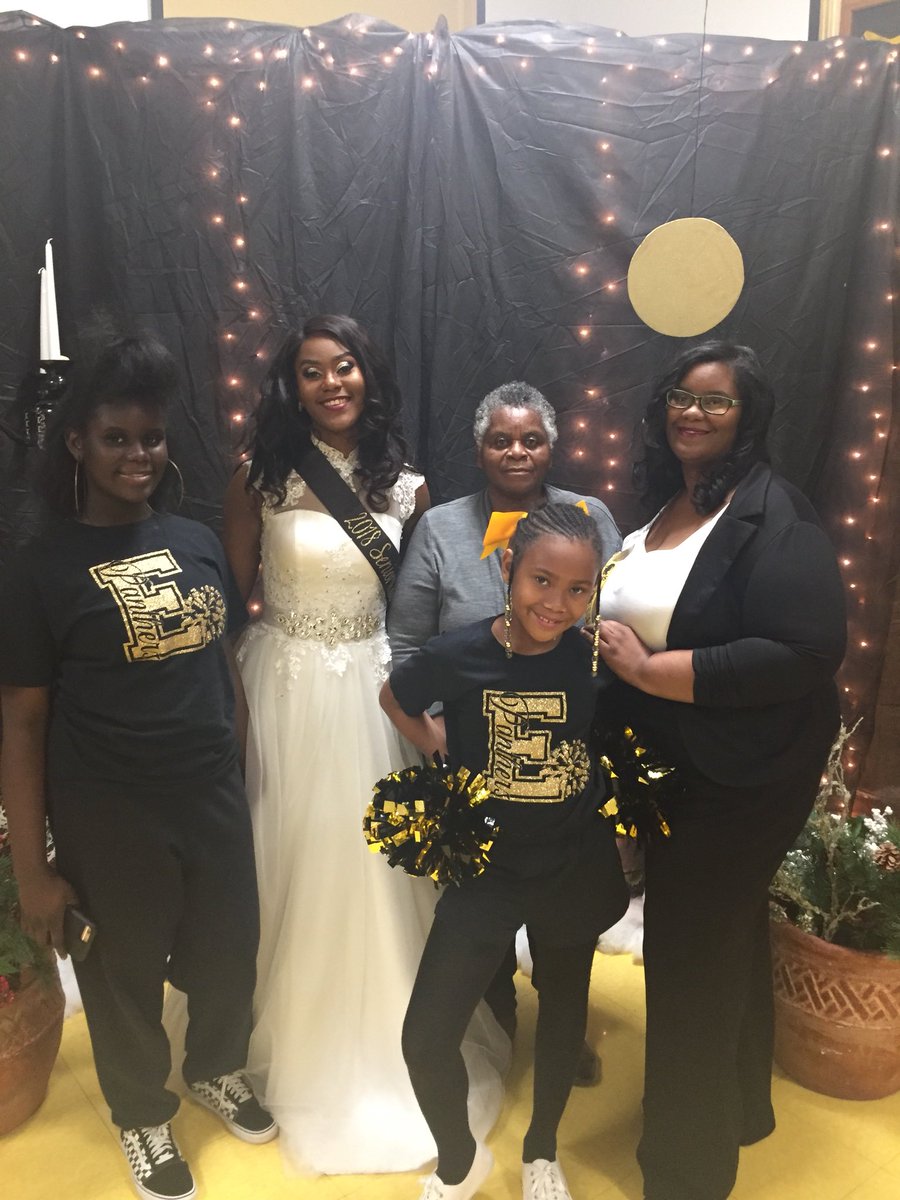 demarivus's tweet photo. My beautiful sister on her Homecoming ❤️😩 I love you to death growing up to fast y’all got follow my sister @veshiaaa https://t.co/O9seMLhMcq