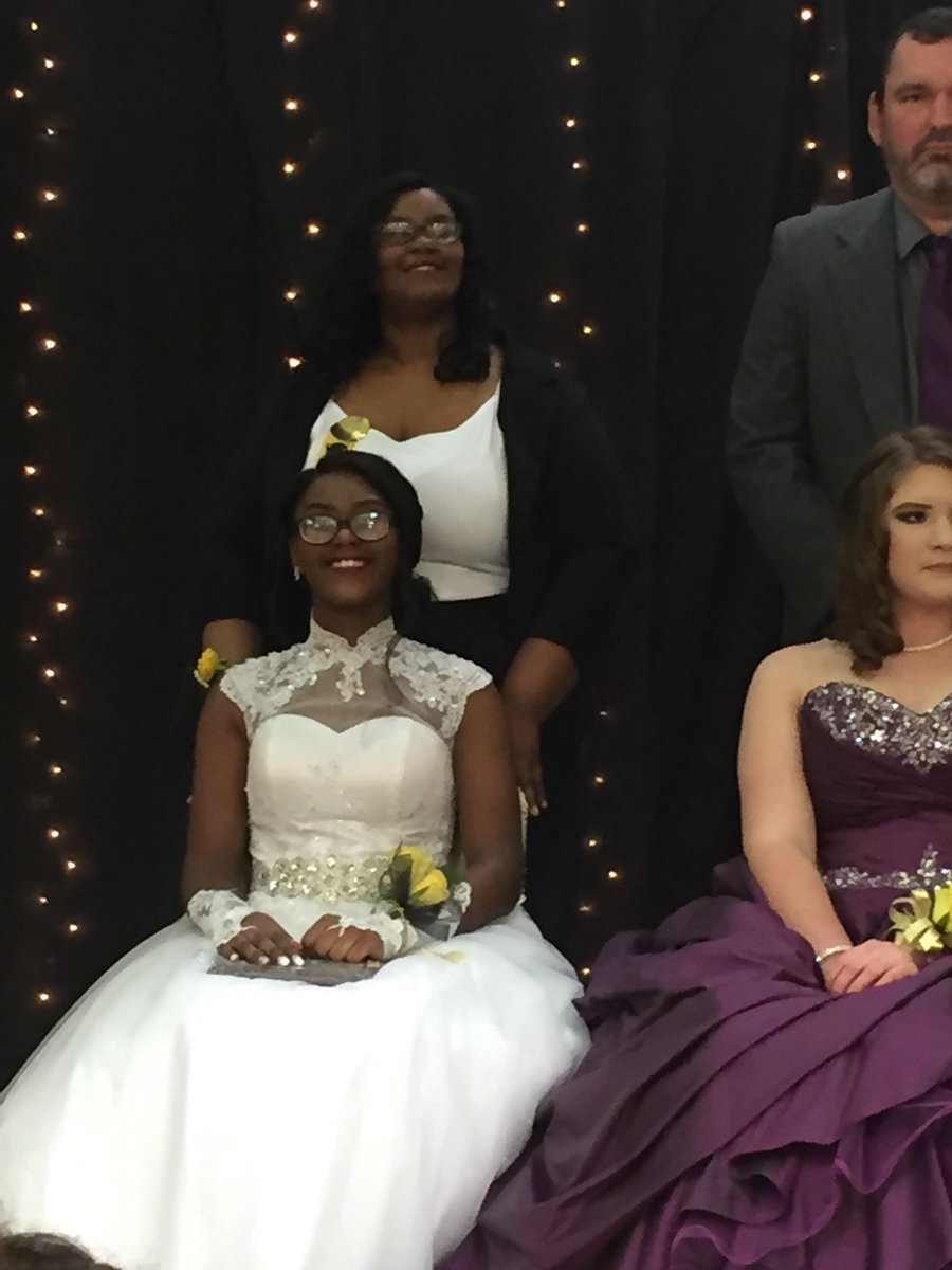 demarivus's tweet photo. My beautiful sister on her Homecoming ❤️😩 I love you to death growing up to fast y’all got follow my sister @veshiaaa https://t.co/O9seMLhMcq