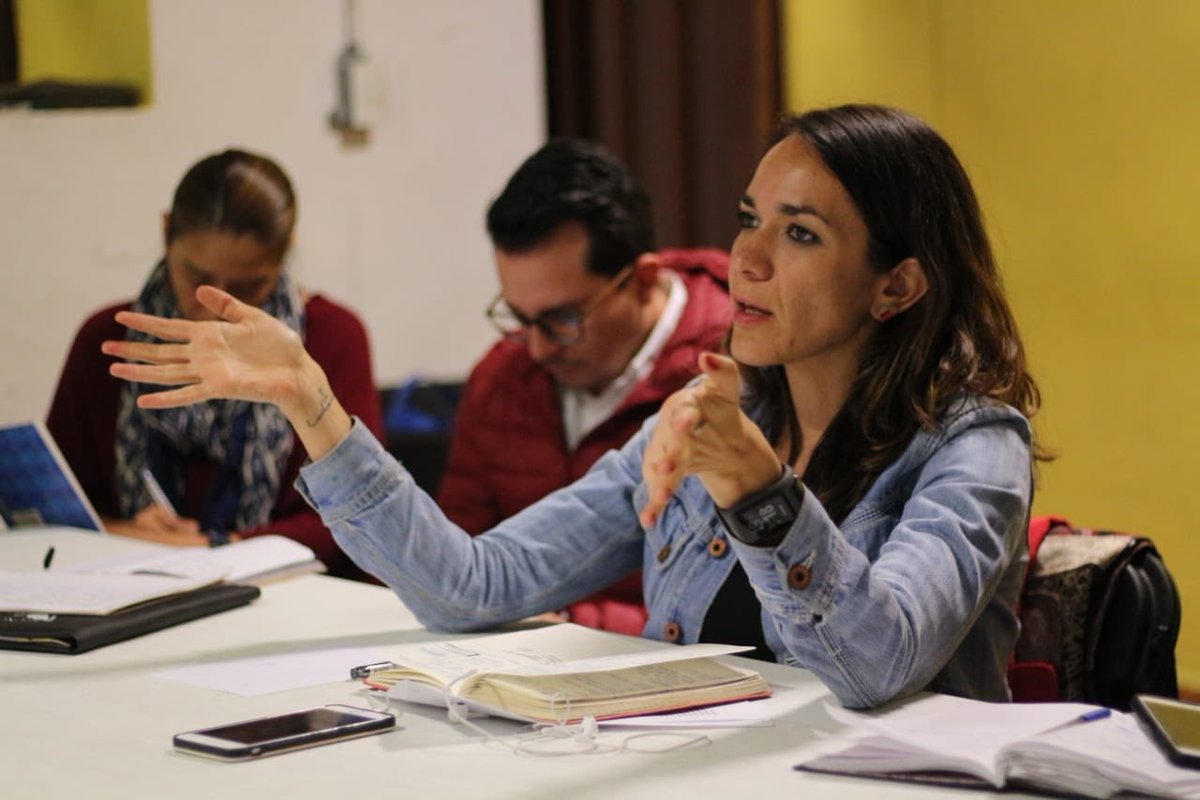 DuniaLudlow's tweet photo. Me reuní con vecinos de la calle de Regina, quiénes coincidieron en una petición: devolverle su carácter cultural. Juntos vamos encontrar una solución a su demanda. Agradezco que me hayan permitido hablar de la Revitalización del #CentroHistórico 
#VivirElCentro💚
#AmarElCentro❤️ https://t.co/H9EpbRD1ns