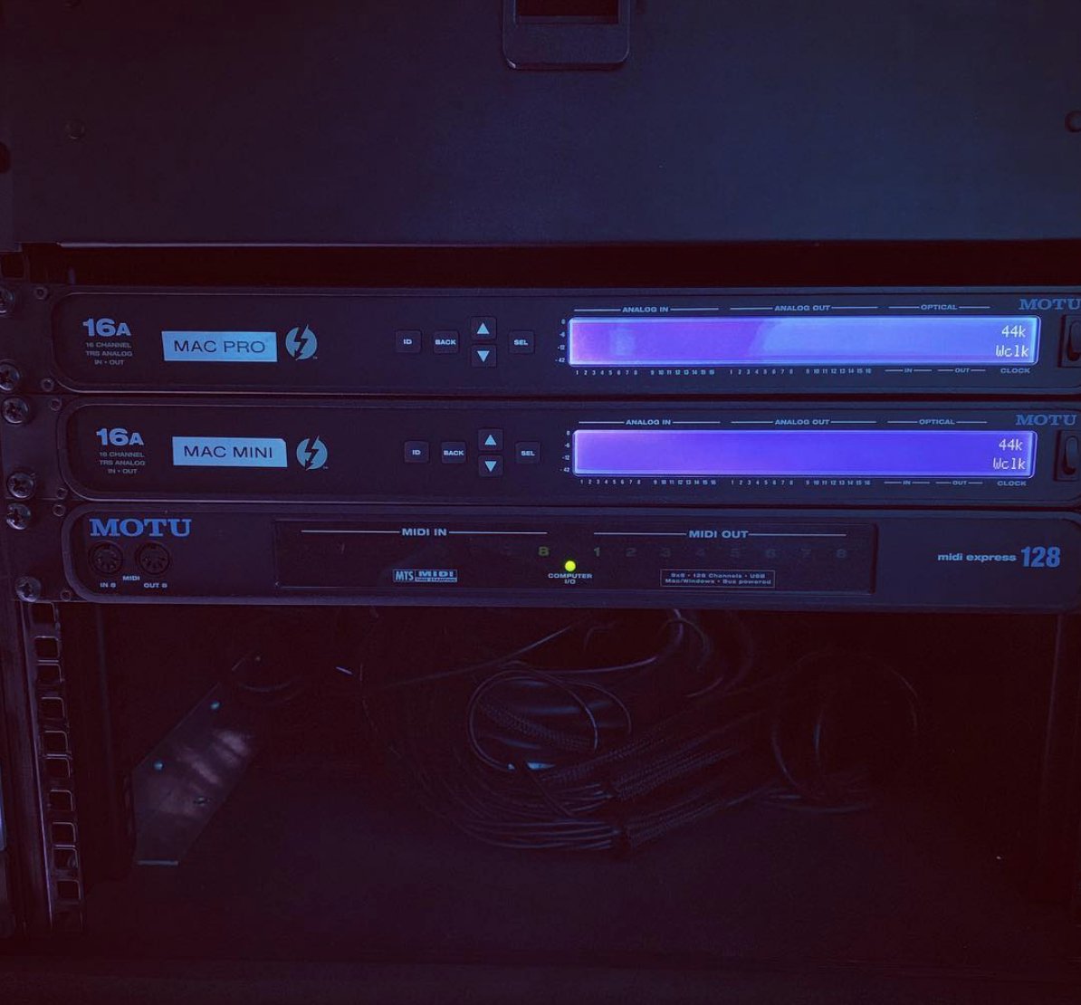 motutech's tweet photo. One #motuavb 16A per computer is a great ratio
https://t.co/jwI4HDXPUm
#proaudio #motuaudio #livesound #recording #mixing https://t.co/vrxPbm6zFs