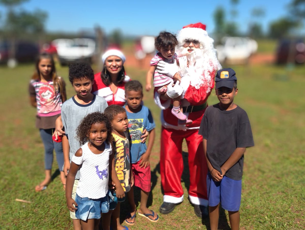 mundorevs's tweet photo. Logo pela manhã Papai e Mamãe Noel visitaram o Assentamento de Pederneiras com a iniciativa do movimento da AADA (Associação Amigos Do Amanhã) 
"Natal Solidário é paz no coração, sorriso nos lábios e brilho no olhar."

#FelizNatal
#MerryChristmas
#TercaDetremuraSDV https://t.co/fz1xrwsPrE