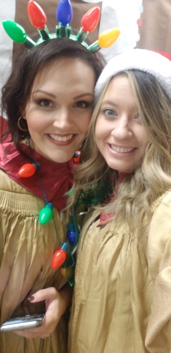 ChelseaMeJones's tweet photo. Just Caroling with my school family! #Merrychristmas #Jinglebellscityheightsstyle https://t.co/D0lblOLuCi