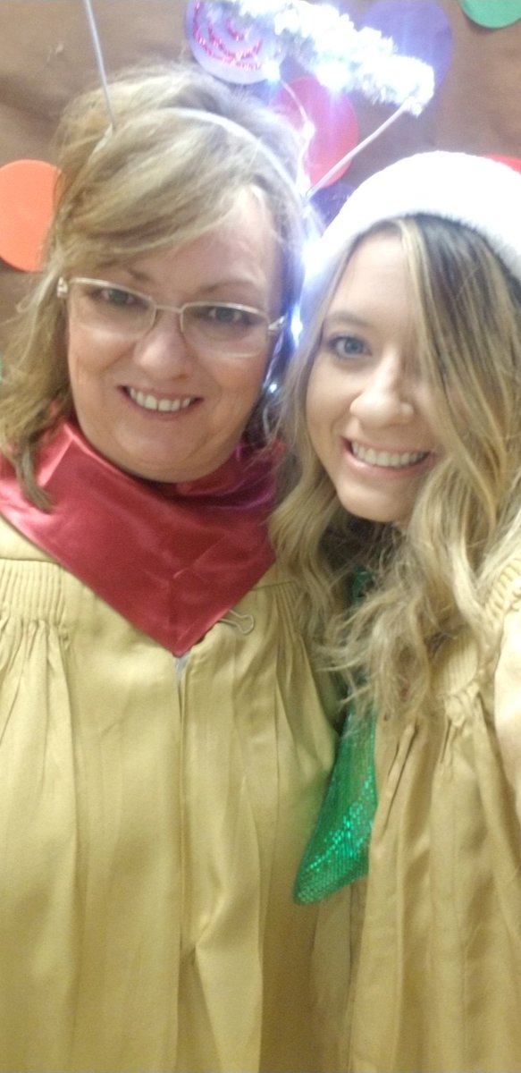 ChelseaMeJones's tweet photo. Just Caroling with my school family! #Merrychristmas #Jinglebellscityheightsstyle https://t.co/D0lblOLuCi