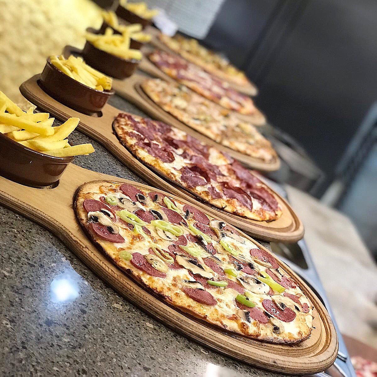 villagrillatr's tweet photo. Bu öğlen yemeğinde kendini şımartmaya ne dersin🤗 Lezzet cümbüşünün en heyecanlı üyeleri İnce Hamurlar sıraya dizildi bile🍕🍕🍕😋 #VillaGrilla #VillaGrillaPlus #PizzaVilla #TheBoomRest #pizza #incehamur #incehamurpizza #izmir #izmirdeyasam #izmirdeyemek #izmirdeneyenir #gurme https://t.co/55p71HGSw3