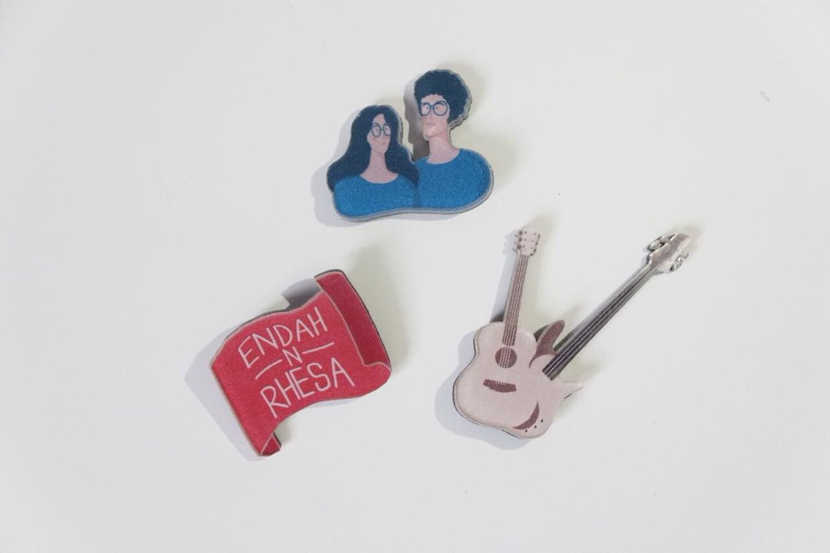 endahNrhesa's tweet photo. Dapatkan Ear J-Pin Akrilik ini dengan mengunjungi tautan berikut https://t.co/JqQ1ePWLqi. Bisa dipakai di T-shirt atau jaketmu, atau bisa juga sebagai hadiah orang terdekatmu. Selamat mencoba! 😉
#earmerch #endahnrhesa https://t.co/l3pTEdgctP