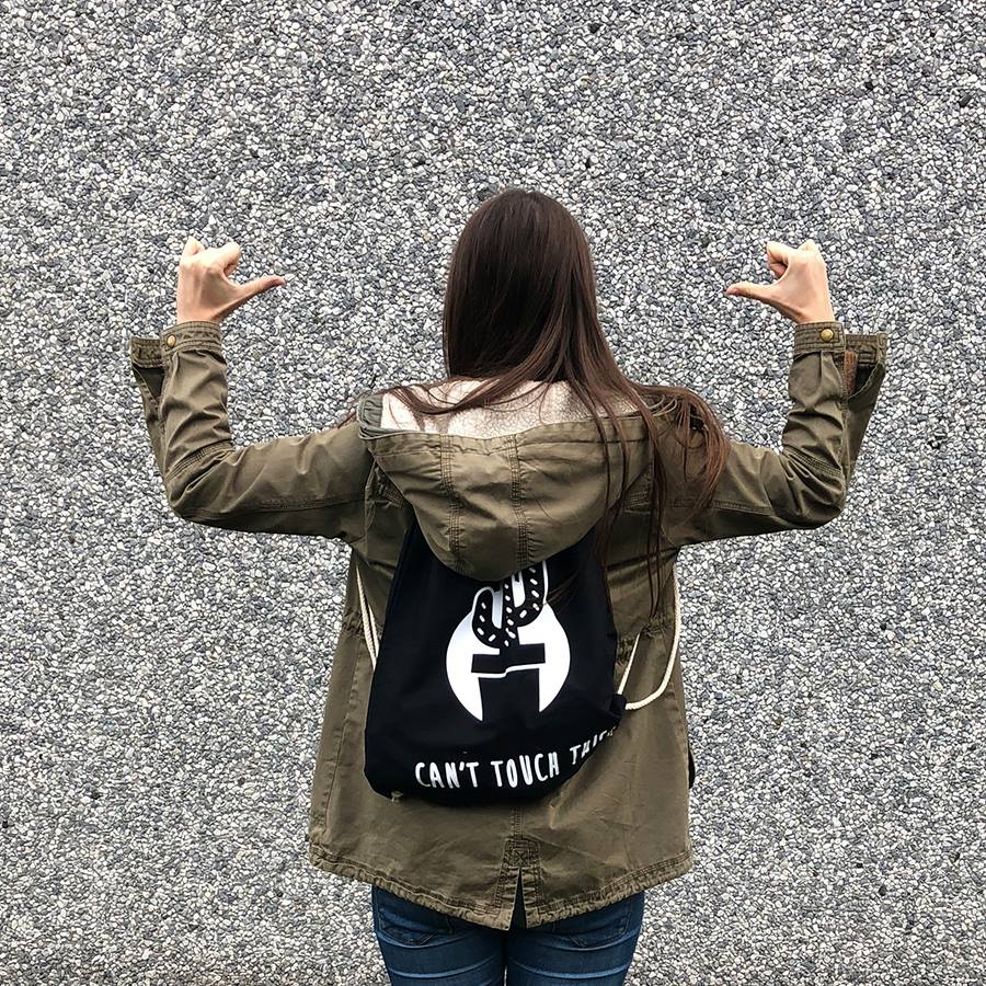 GBL_Studio's tweet photo. Op zoek naar een sportief cadeautje voor onder de kerstboom?🎄Koop dan onze "Can't touch this" turnzak. 🎒
De volledige opbrengst gaat voor @DeWarmsteWeek naar Casa Hogar! 🔥
Bestel hem online! 👉 https://t.co/Mx0fBdg5XZ https://t.co/Nj4WaPaQn4