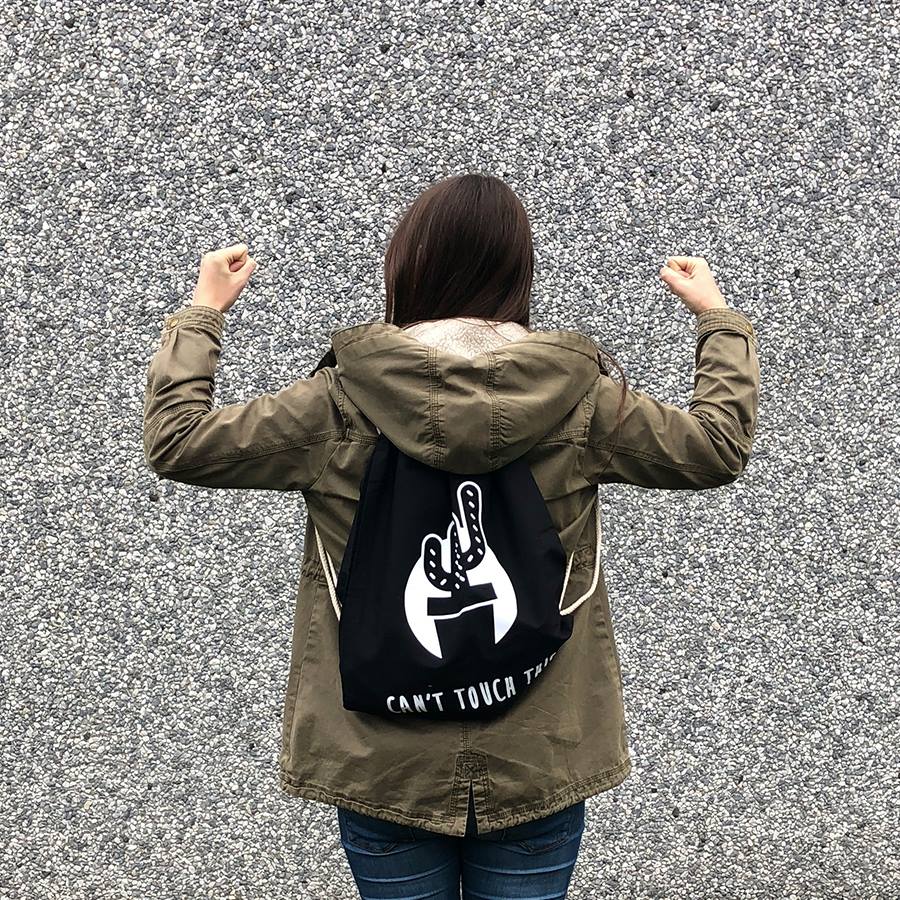 GBL_Studio's tweet photo. Op zoek naar een sportief cadeautje voor onder de kerstboom?🎄Koop dan onze "Can't touch this" turnzak. 🎒
De volledige opbrengst gaat voor @DeWarmsteWeek naar Casa Hogar! 🔥
Bestel hem online! 👉 https://t.co/Mx0fBdg5XZ https://t.co/Nj4WaPaQn4