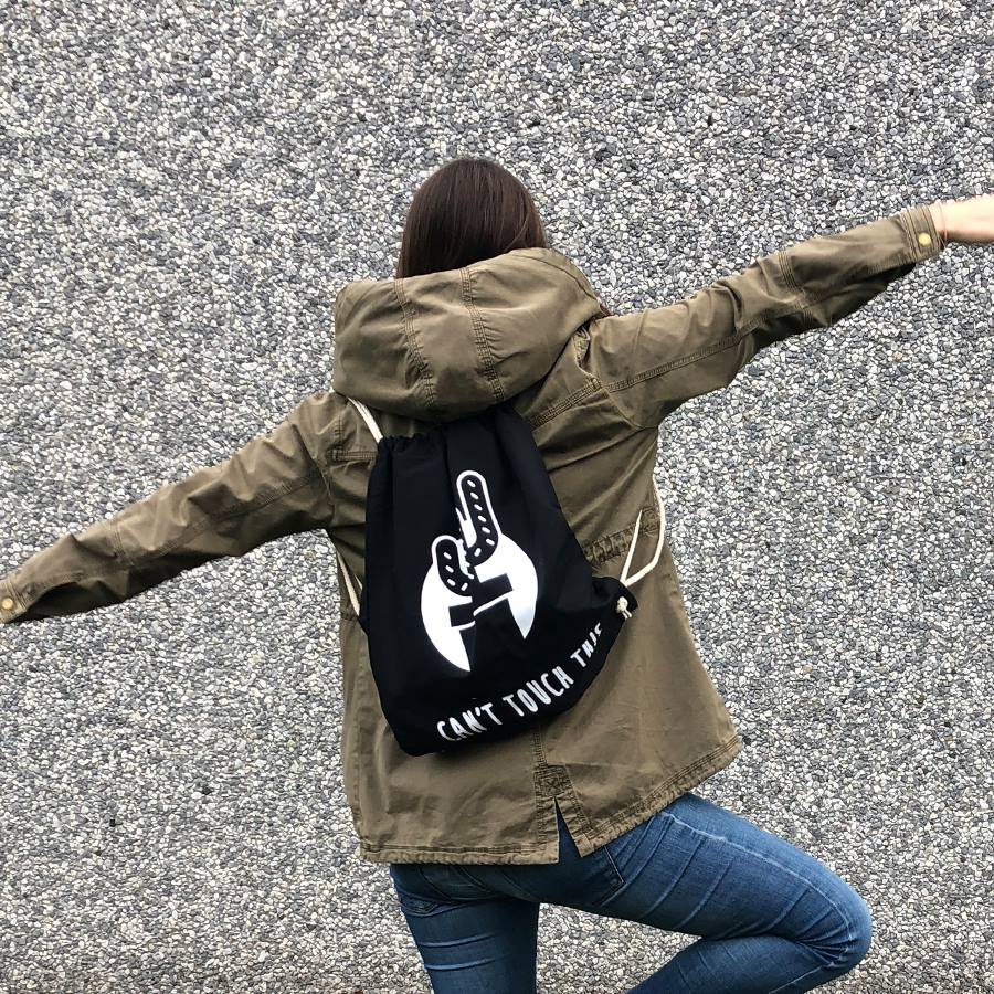 GBL_Studio's tweet photo. Op zoek naar een sportief cadeautje voor onder de kerstboom?🎄Koop dan onze "Can't touch this" turnzak. 🎒
De volledige opbrengst gaat voor @DeWarmsteWeek naar Casa Hogar! 🔥
Bestel hem online! 👉 https://t.co/Mx0fBdg5XZ https://t.co/Nj4WaPaQn4