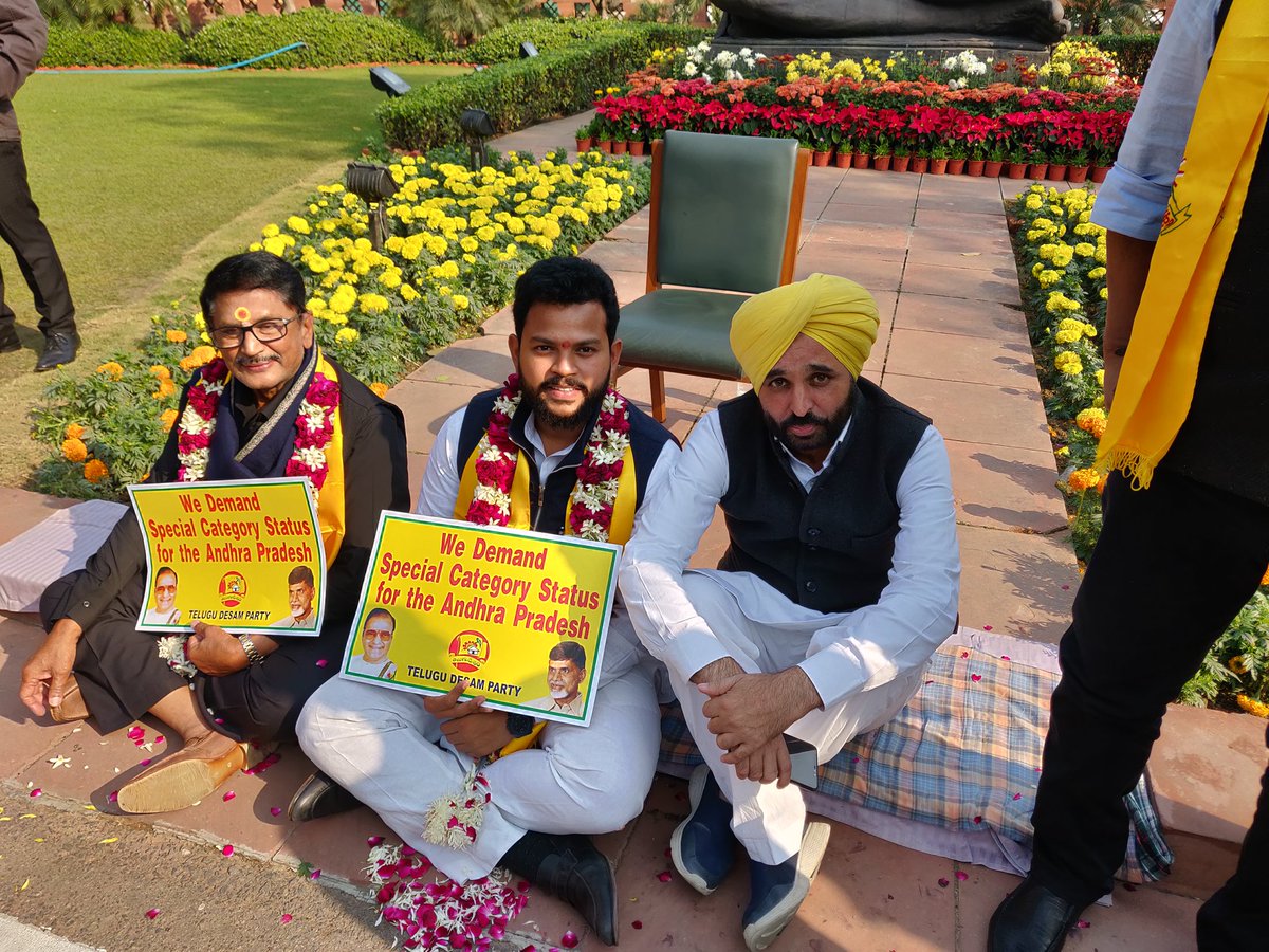 payalmehta100's tweet photo. Its all yellow here...
@AamAadmiParty MP @BhagwantMann sits by the side of a protesting @RamMNK who fasts on his birthday demanding #JusticeForAndhra
@JaiTDP @ncbn @ArvindKejriwal https://t.co/fOSy5Wv63M