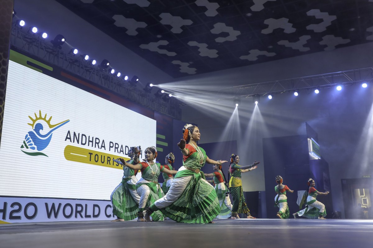 AmplifyMICE's tweet photo. (1/2) The last day of the F1H2O Grand Prix was full of celebrations. N. Chandrababu Naidu @ncbn presented trophies to the winners, colorful performances and lots more! Here are the glimpses of the closing day of the @F1_H2O race at Amaravati
@APTDCofficial @malaxmigroup
#F1H2O https://t.co/3O9rySCRHd