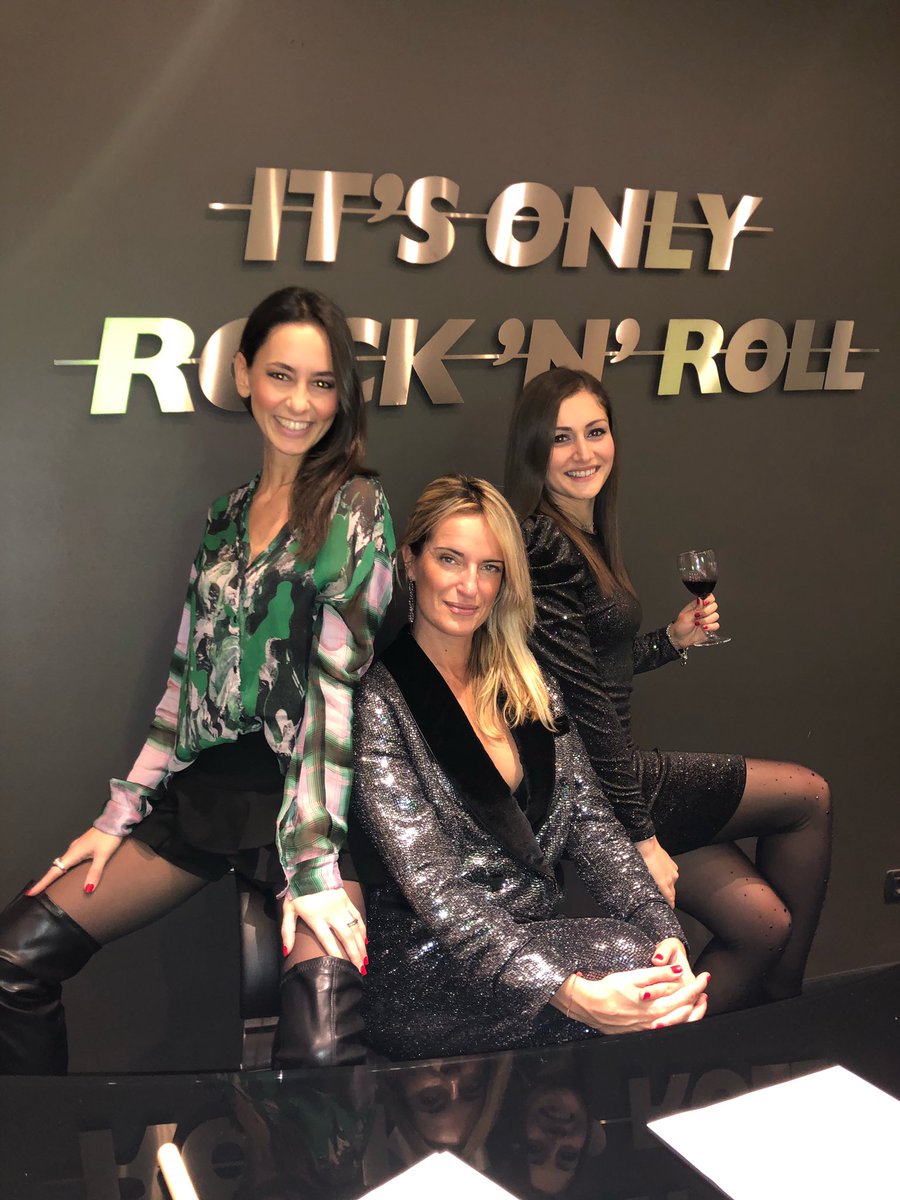 Festa aziendale 🍾
<a href="/Radio105/">Radio 105</a>