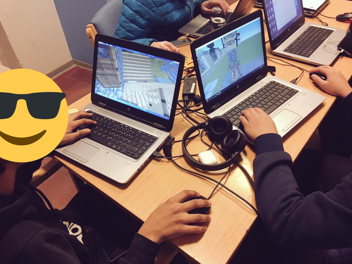 Elevene lærer gjennom minecraft. Framtidsby med fokus på fornybar energi, resirkulering samt et selvforsynt samfunn. Presenteres via skjermopptak #KAPPRothaugen #Minecraft #VFL #fagfornyelsen #screencastomatic #education #motivatelearning #udir <a href="/btno/">Bergens Tidende</a> <a href="/rvalhammer/">Roger Valhammer</a> #rothaugen