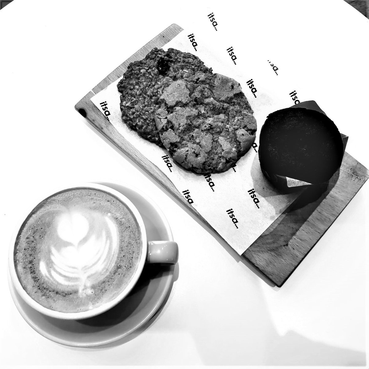 ItsaCafes's tweet image. We've gone minimalist with our Tuesday treat in Dun Laoghaire . . . 
#cloudpicker #coffee #TuesdayTreat #morningjoe