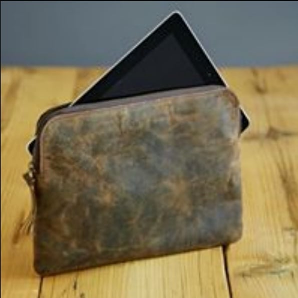 Patchwork_Pig's tweet photo. Another quality gift idea. This beautiful I-pad case in brown leather. Feels and looks amazing 😊£32.99 https://t.co/IWEHnnGZ0o #leather #classygiftideas #christmas #birthday #ipadcase #ipad #uniquegifts #giftideas https://t.co/0e66uDPXOC