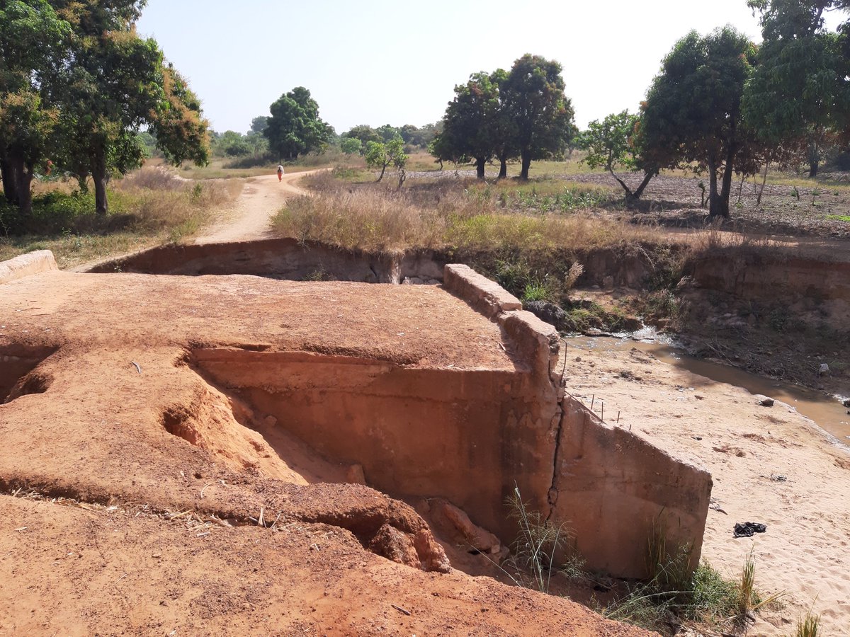 UDEMEAfrica's tweet image. Farrmers pass daily to transport their products.
Residents lamented bitterly about the poor level of work done by government.
We call on the sponsor of the project, @senAdokwe to liaise with @FMWRNigeria to get contractors back to site &amp;amp; remedy the situation. 
in  #GetInvolvedNG