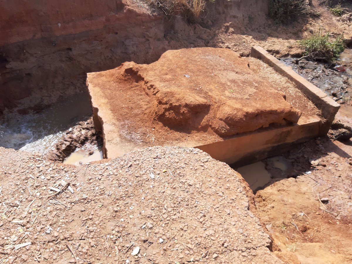 UDEMEAfrica's tweet image. Farrmers pass daily to transport their products.
Residents lamented bitterly about the poor level of work done by government.
We call on the sponsor of the project, @senAdokwe to liaise with @FMWRNigeria to get contractors back to site &amp;amp; remedy the situation. 
in  #GetInvolvedNG