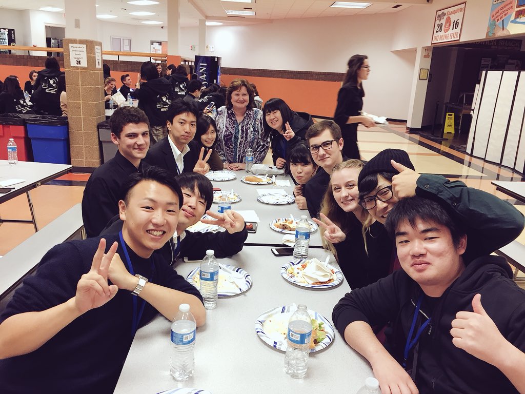 27Fff's tweet image. そう言えば現在シカゴに来ております！

吹奏楽の世界的イベントであるミッドウェストクリニックに参加します〜！

今日はセント・チャールズ・イースト高校の学生さんたちと合同で演奏会しました^ ^

海外の友達出来た🤝
こんな可愛い子がテューバなんて！笑

#Chicago #themidwestclinic