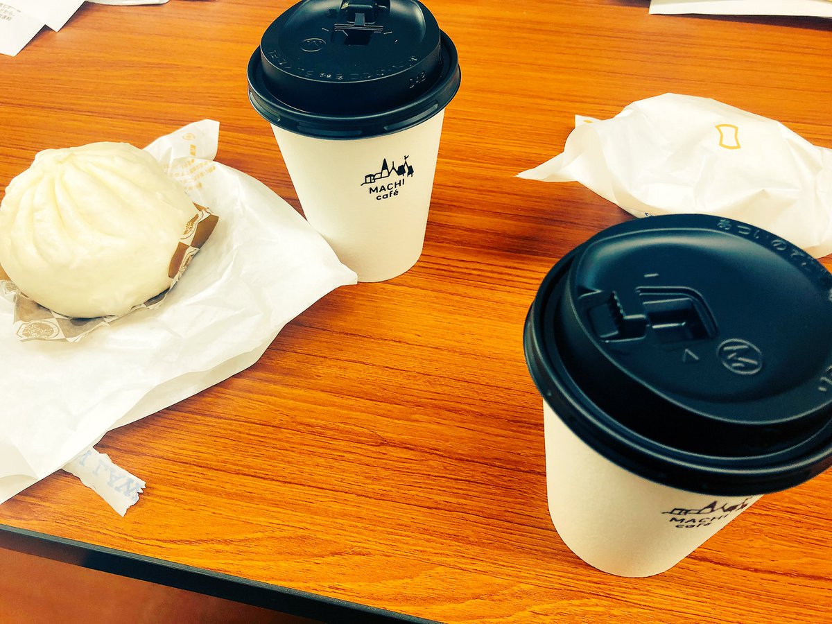 KaoruTHC's tweet image. 今日も@koichimaeda さんの事務所でお手伝い！大麻を日本で合法化させたいのであれば、小さな行動の積み重ねが大事だと思います、まじで。差し入れの肉まんとコーヒー美味しいです、先生ありがとう🙌🙌🙌 #大麻について考えよう #医療大麻を考える会 #thehighclass