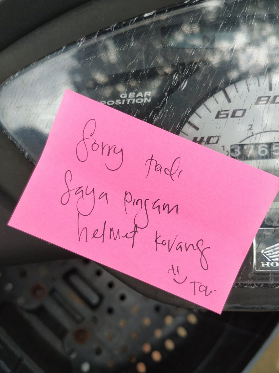 aizatapek's tweet photo. sapa yang pinjam helmet tadi boleh dm tak? @twt_utm https://t.co/7OA2CFYCUw